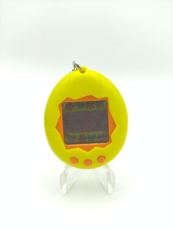 Tamagotchi Original P1/P2 Yellow w/orange Bandai 1997 japan Boutique-Tamagotchis 3