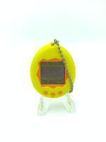 Tamagotchi Original P1/P2 Yellow w/ orange Bandai 1997 Boutique-Tamagotchis 3