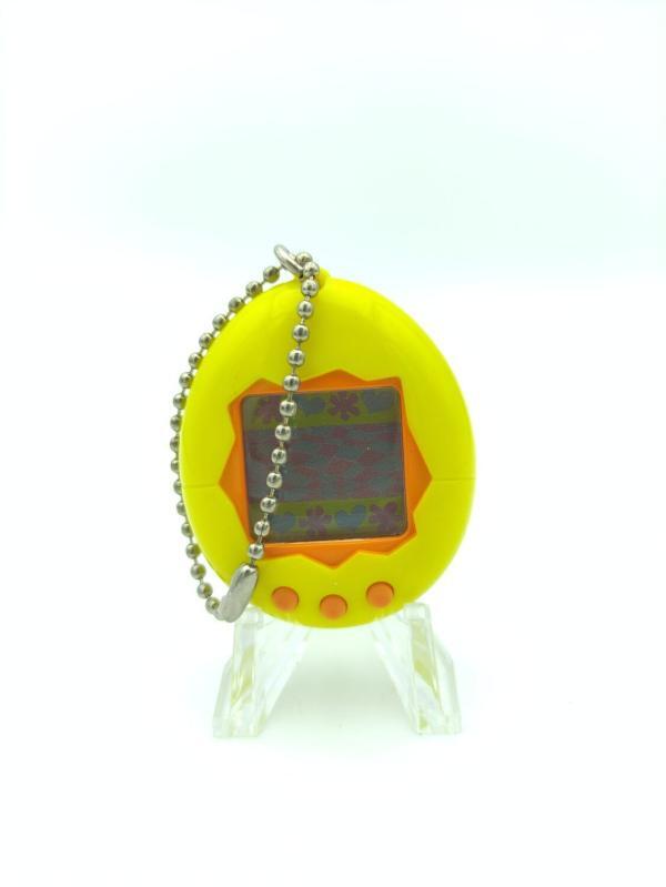 Tamagotchi Original P1/P2 Yellow w/ orange Bandai 1997 English Boutique-Tamagotchis 2