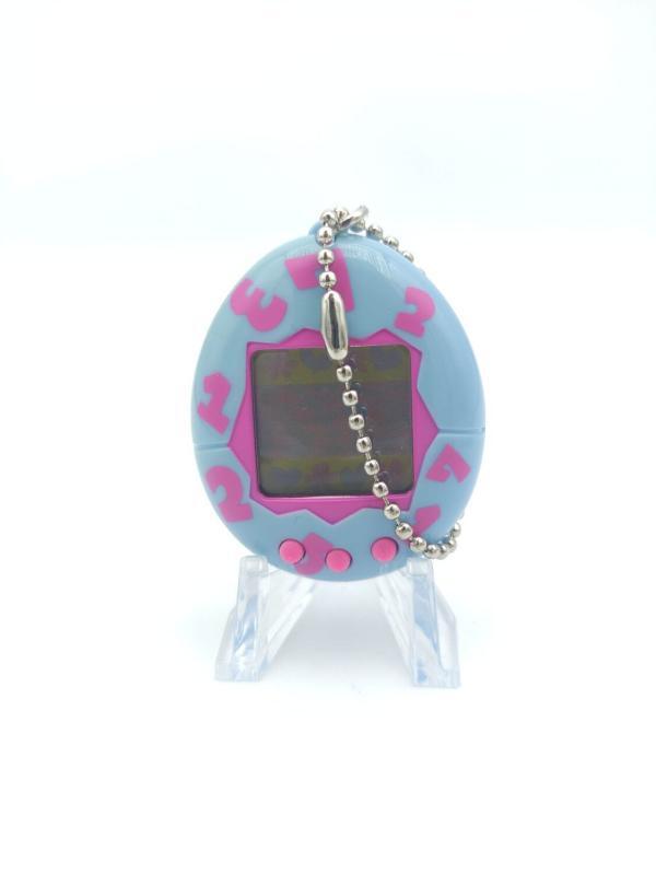 Tamagotchi Original P1/P2 light blue w/ pink Bandai 1997 English Boutique-Tamagotchis 2