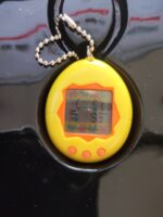 Tamagotchi Original P1/P2 Yellow w/ orange Bandai 1997 Boutique-Tamagotchis 6