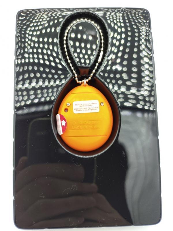Tamagotchi Original P1/P2 orange w/ yellow Bandai 1997 English Boutique-Tamagotchis 4